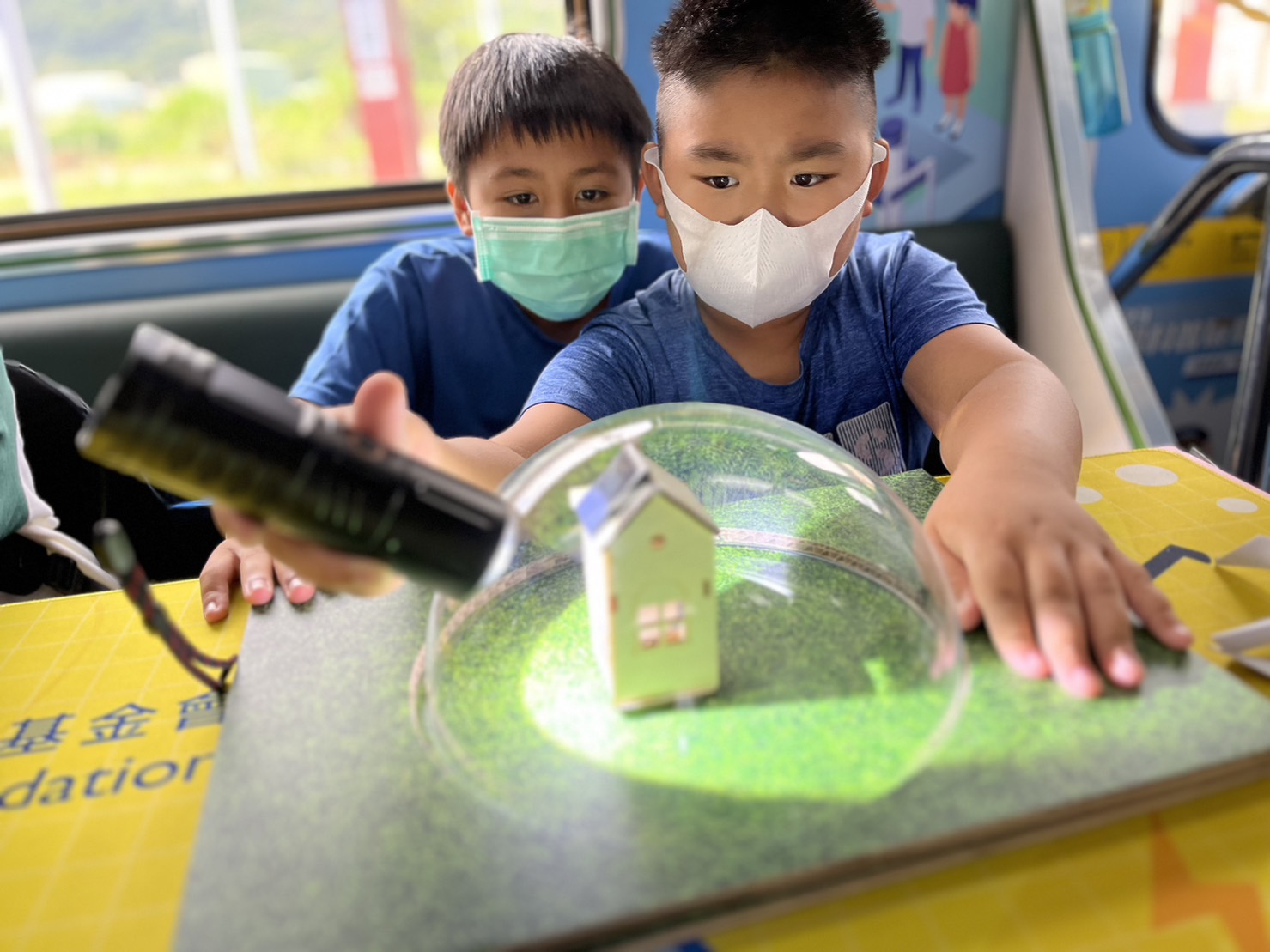 人生就是搏參與基礎科學主題車廂，以STEAM教學精神，設計「逐日科學家」、「太陽能工程師」以及「淨零建築師」三大能源科普課程和實驗